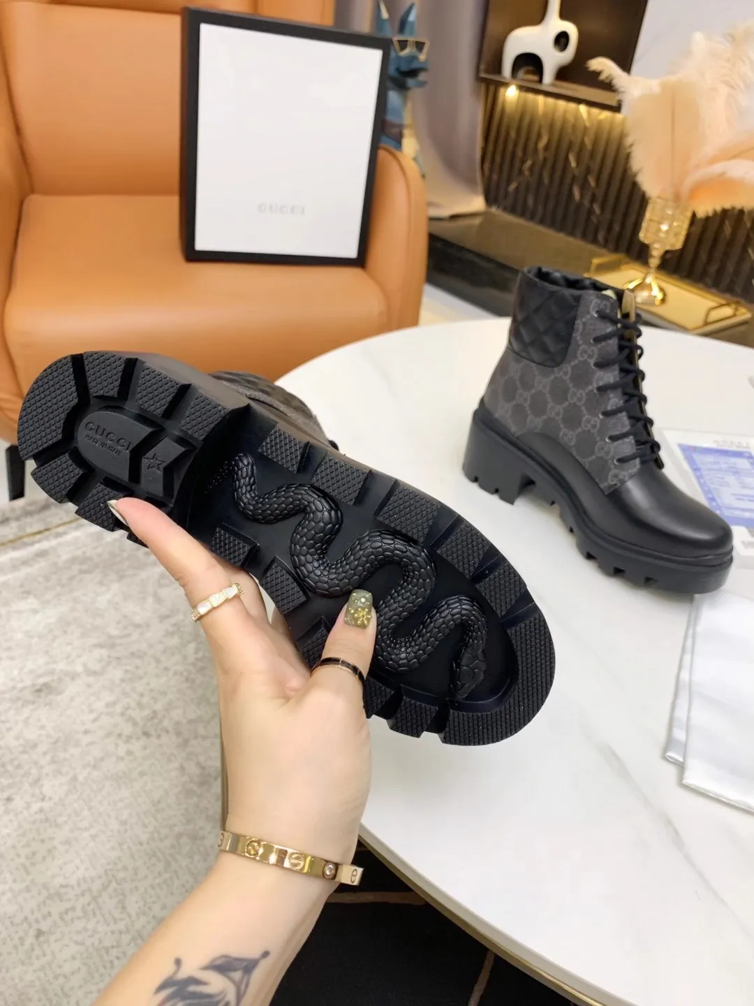 👟👟Ex-factory price 560👟👟 (Electric embroidery on the shoe collar ➕ Oil edge on the upper) The new version of Gucci GUCCI is on sale...🔥 It has a retro British style and is decorated with a LOGO cloth label on the front. Heel height: 6cm Fabric: Imported cowhide, open edge beads, lining/foot pads: upgraded cowhide 🐂 Color: black white open edge beads Code number: 34-40. 34 and 41 42 need to be customized Packaging: Comes with card and cloth bag.